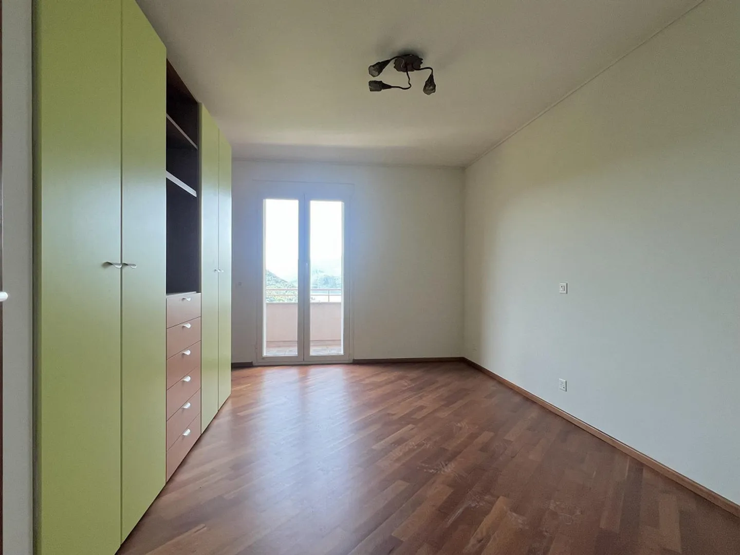 VILLA 5.5 LOCALI CON PISCINA E VISTA MOZZAFIATO A MUZZANO - Foto 5 di 12