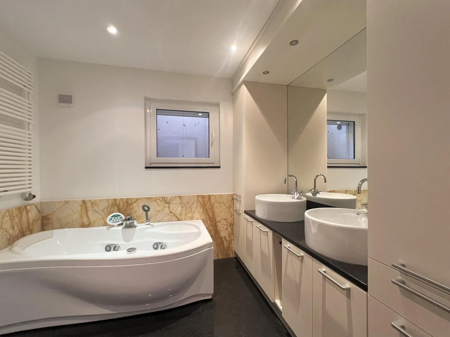VILLA 5.5 LOCALI CON PISCINA E VISTA MOZZAFIATO A MUZZANO - Foto 7 di 12