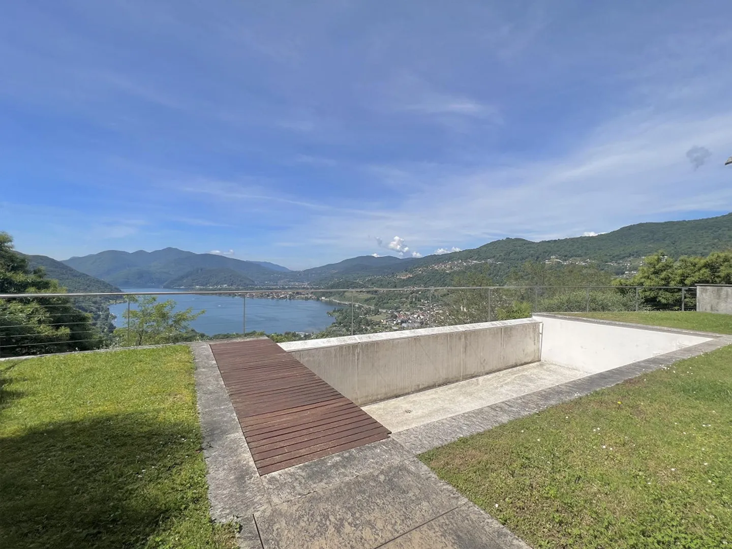 VILLA 5.5 LOCALI CON PISCINA E VISTA MOZZAFIATO A MUZZANO - Foto 1 di 12