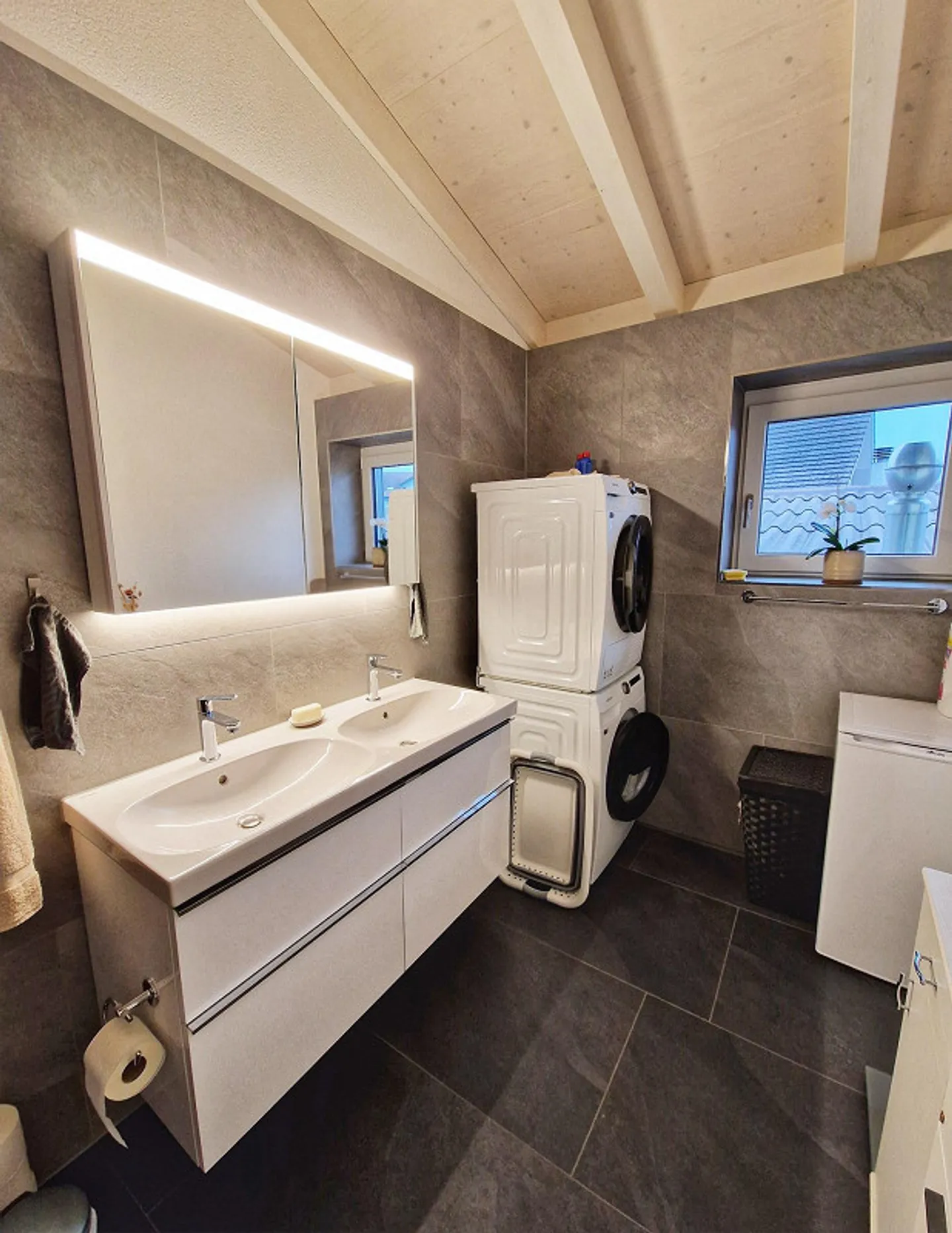 Appartamento attico spazioso, luminoso e moderno - Foto 7 di 10