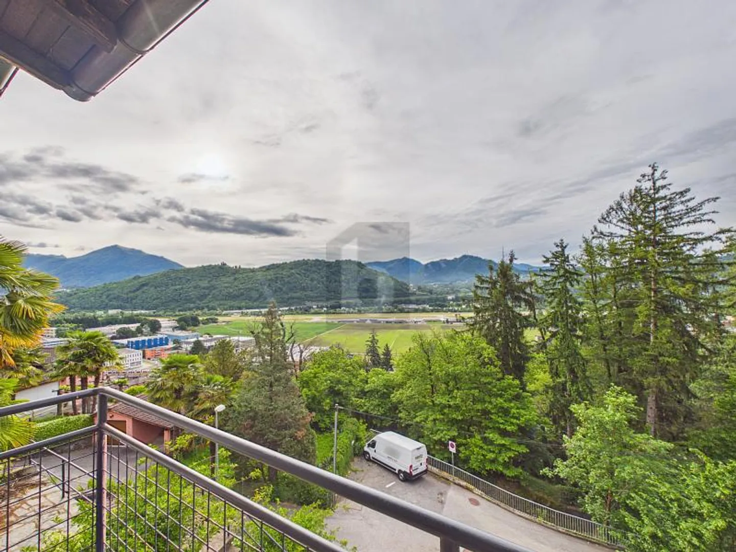 GERÄUMIG MIT AUSSICHT AUF DIE LANDSCHAFT UND GROSSES POTENZIAL - Foto 2 von 6