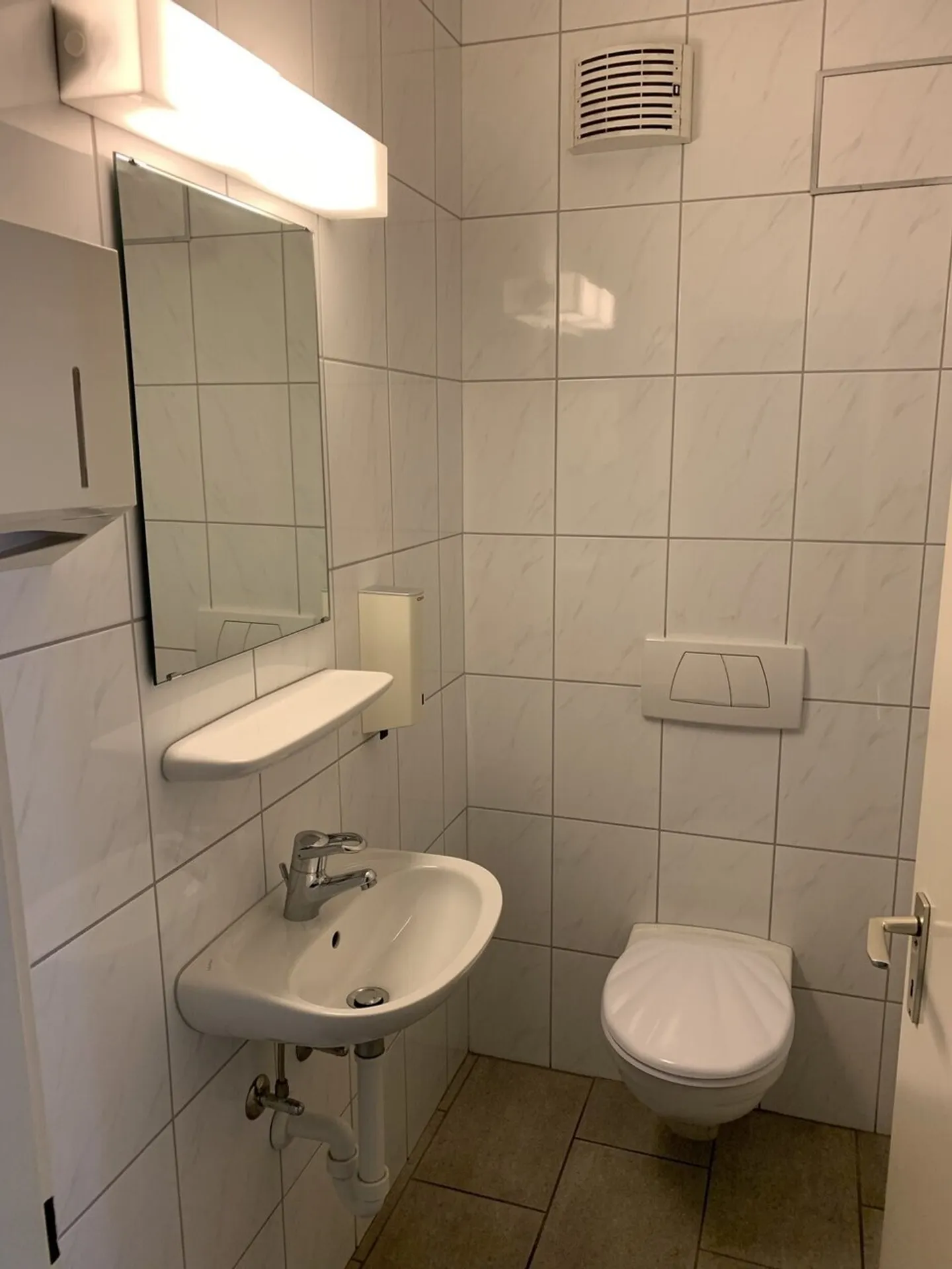 Spazio per uffici/pratiche con opzioni di design flessibili a Gundeli - Foto 12 di 13