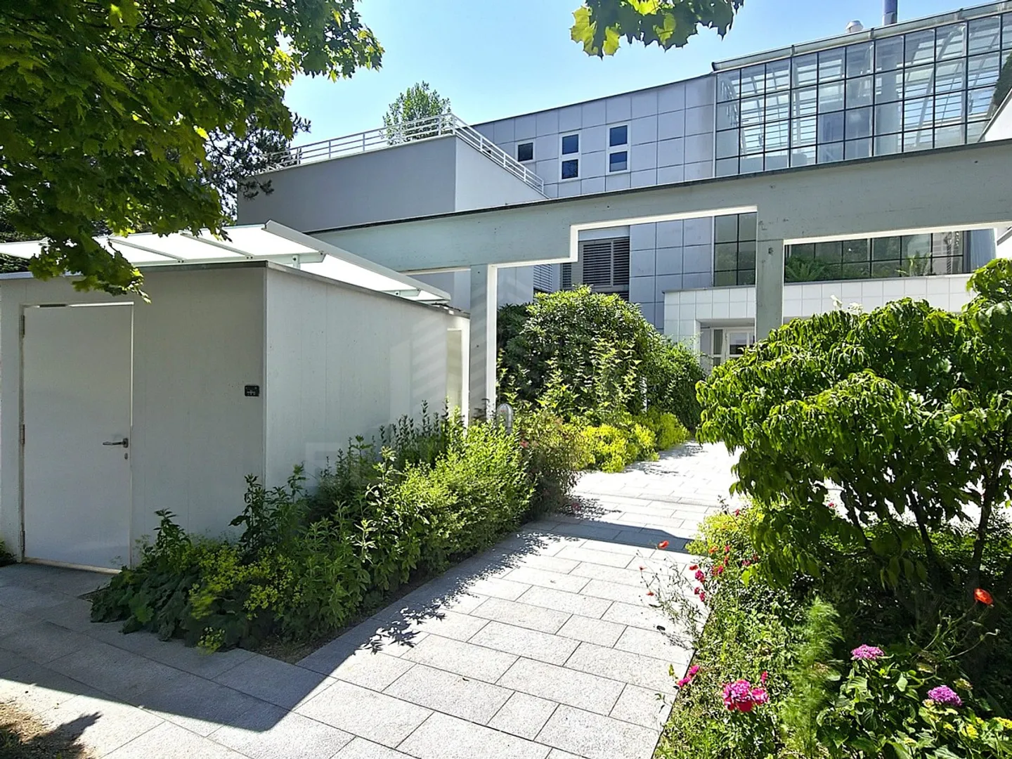 Appartamento Loft Elegante con Giardino Privato e Concetto di Spazio Flessibile - Foto 1 di 6