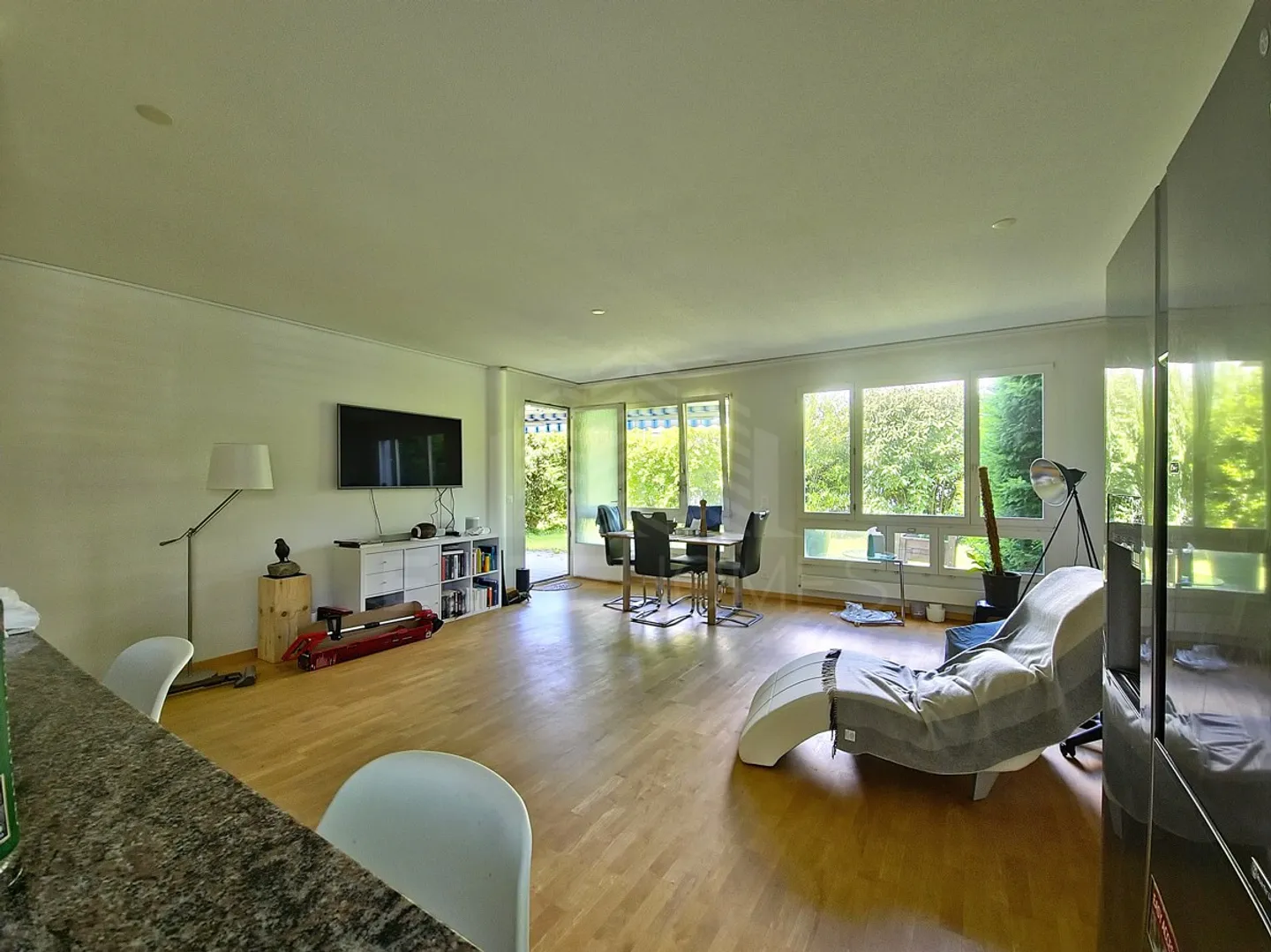 Appartamento Loft Elegante con Giardino Privato e Concetto di Spazio Flessibile - Foto 2 di 6