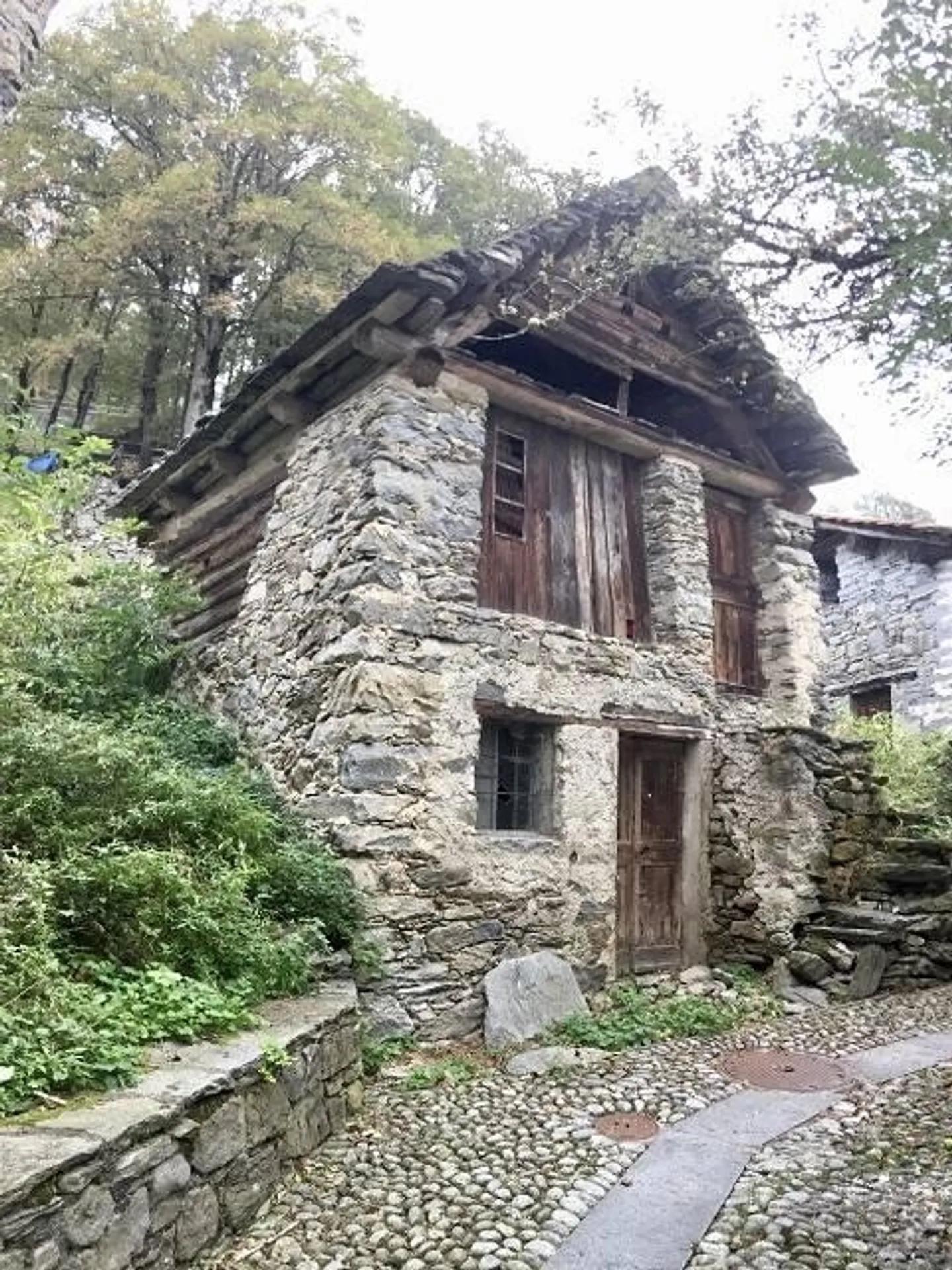 Deux Rustiques à Rénovation dans un Emplacement Très Calme et Ensoleillé avec de Belles Vues - Photo 2 sur 13