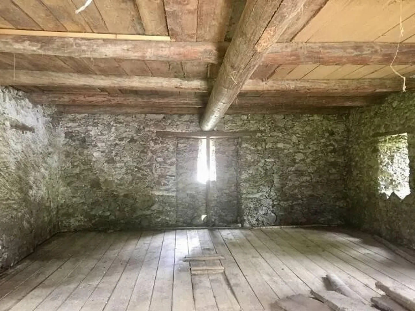 Deux Rustiques à Rénovation dans un Emplacement Très Calme et Ensoleillé avec de Belles Vues - Photo 7 sur 13