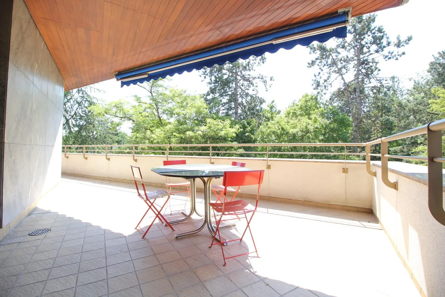 RARE: Haven of peace within a high-end residence / Spacious and bright unit - Photo 2 of 11