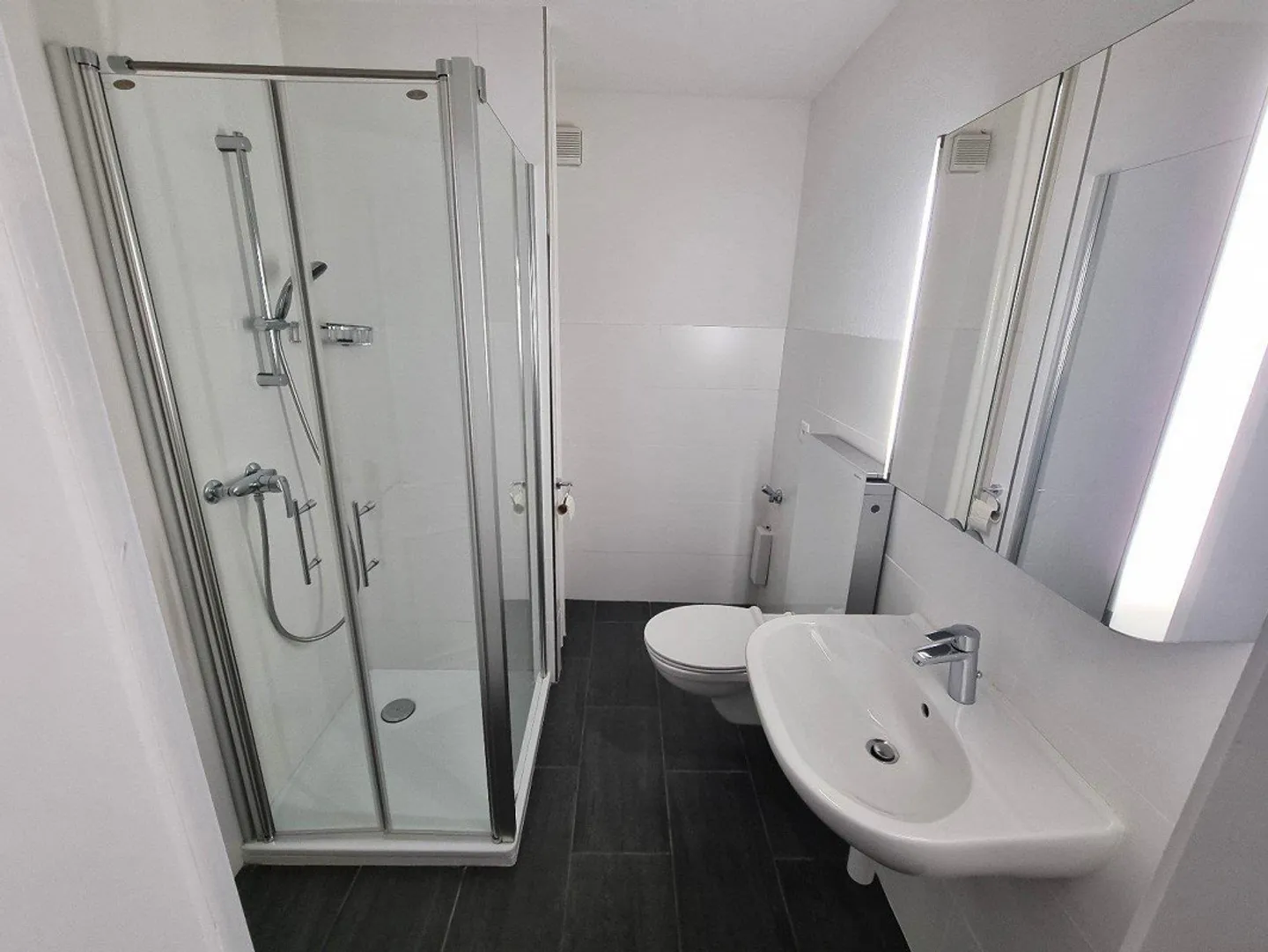 Modern renovated 4.5-room apartment directly at the train station - Photo 6 of 9