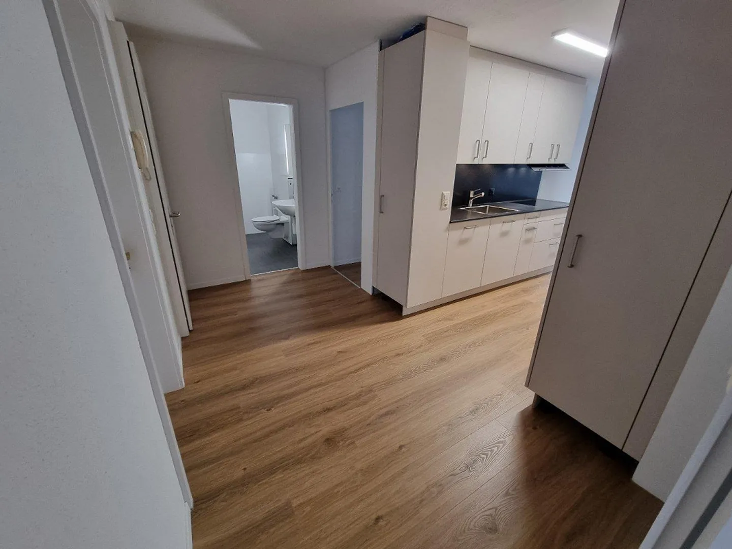 Modern renovated 4.5-room apartment directly at the train station - Photo 4 of 9