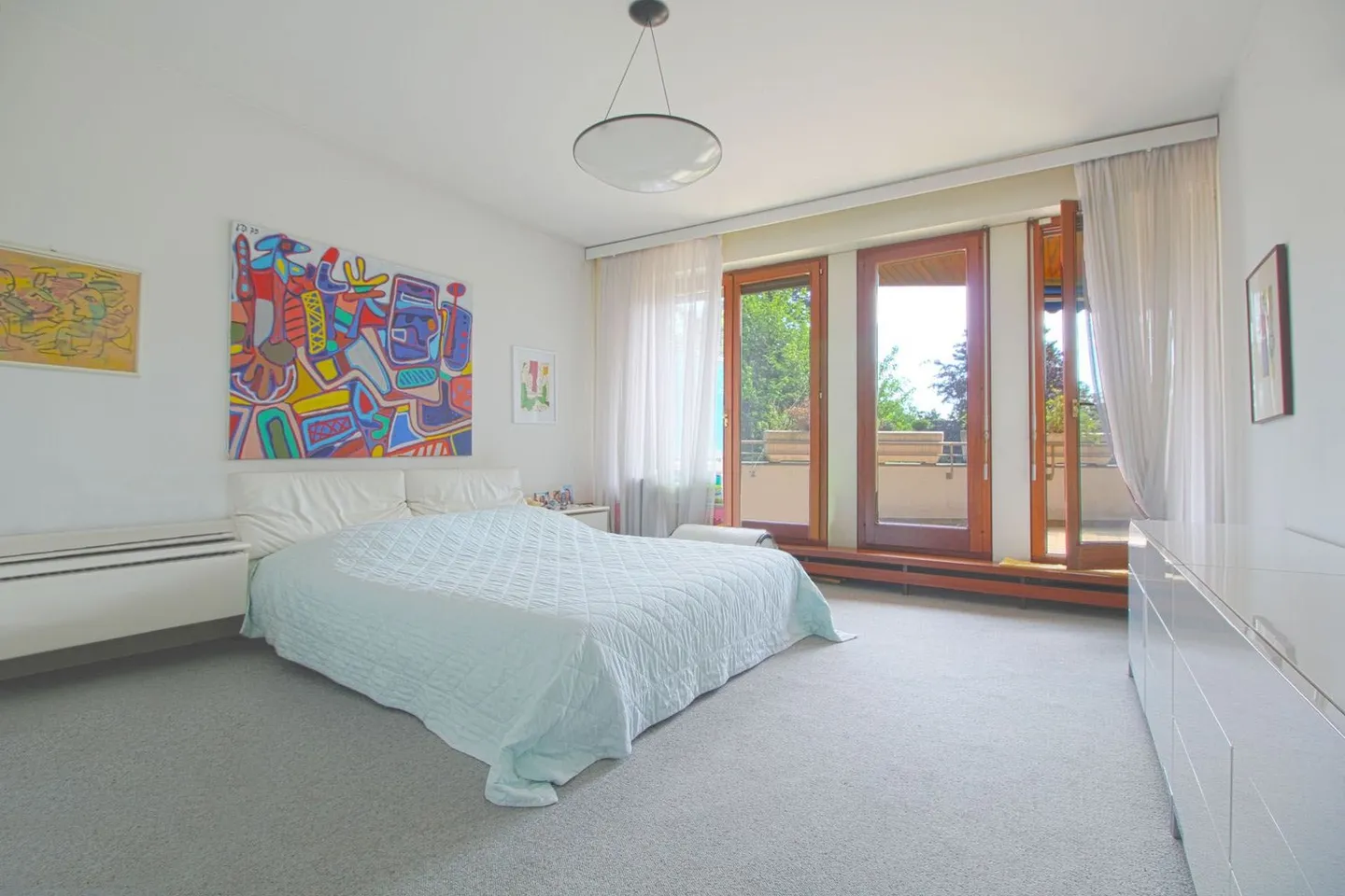 RARE: Haven of peace within a high-end residence / Spacious and bright unit - Photo 4 of 11