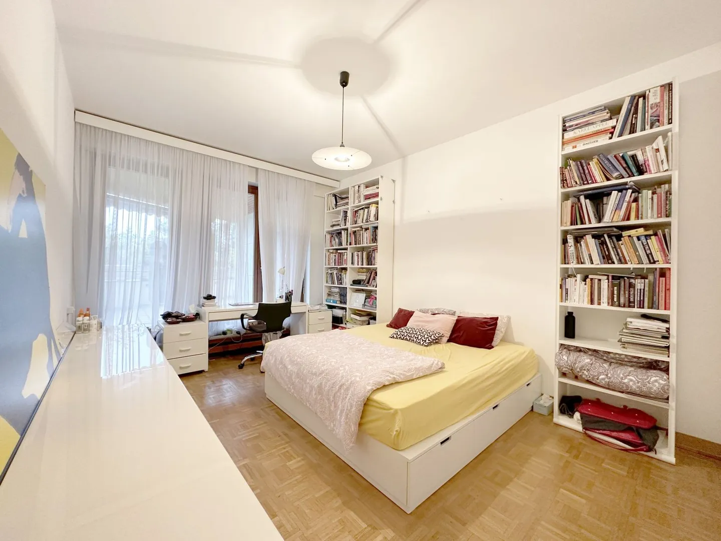 RARE: Haven of peace within a high-end residence / Spacious and bright unit - Photo 5 of 11