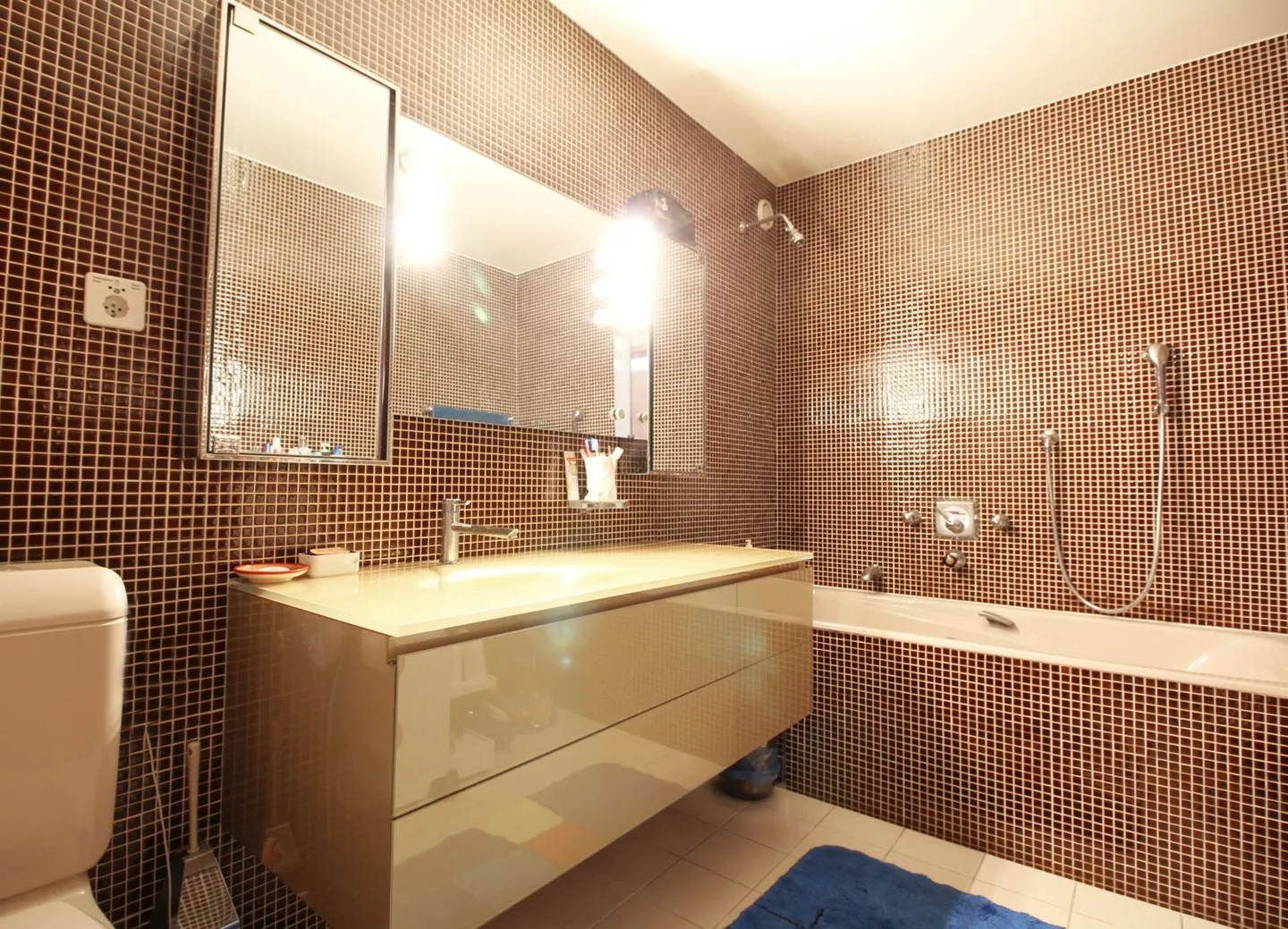 RARE: Haven of peace within a high-end residence / Spacious and bright unit - Photo 6 of 11