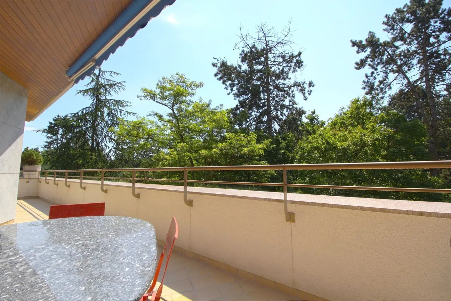 RARE: Haven of peace within a high-end residence / Spacious and bright unit - Photo 7 of 11