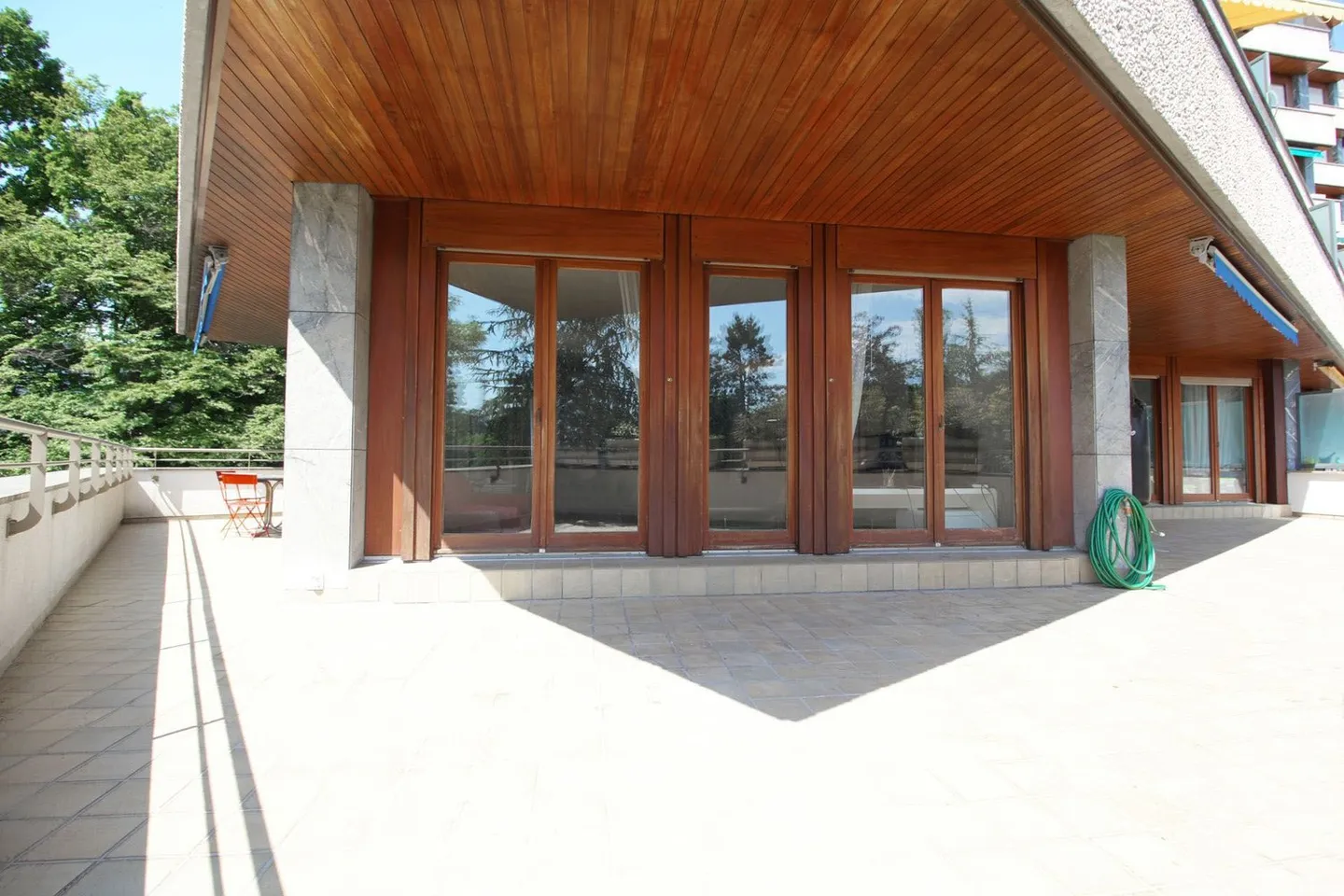 RARE: Haven of peace within a high-end residence / Spacious and bright unit - Photo 8 of 11