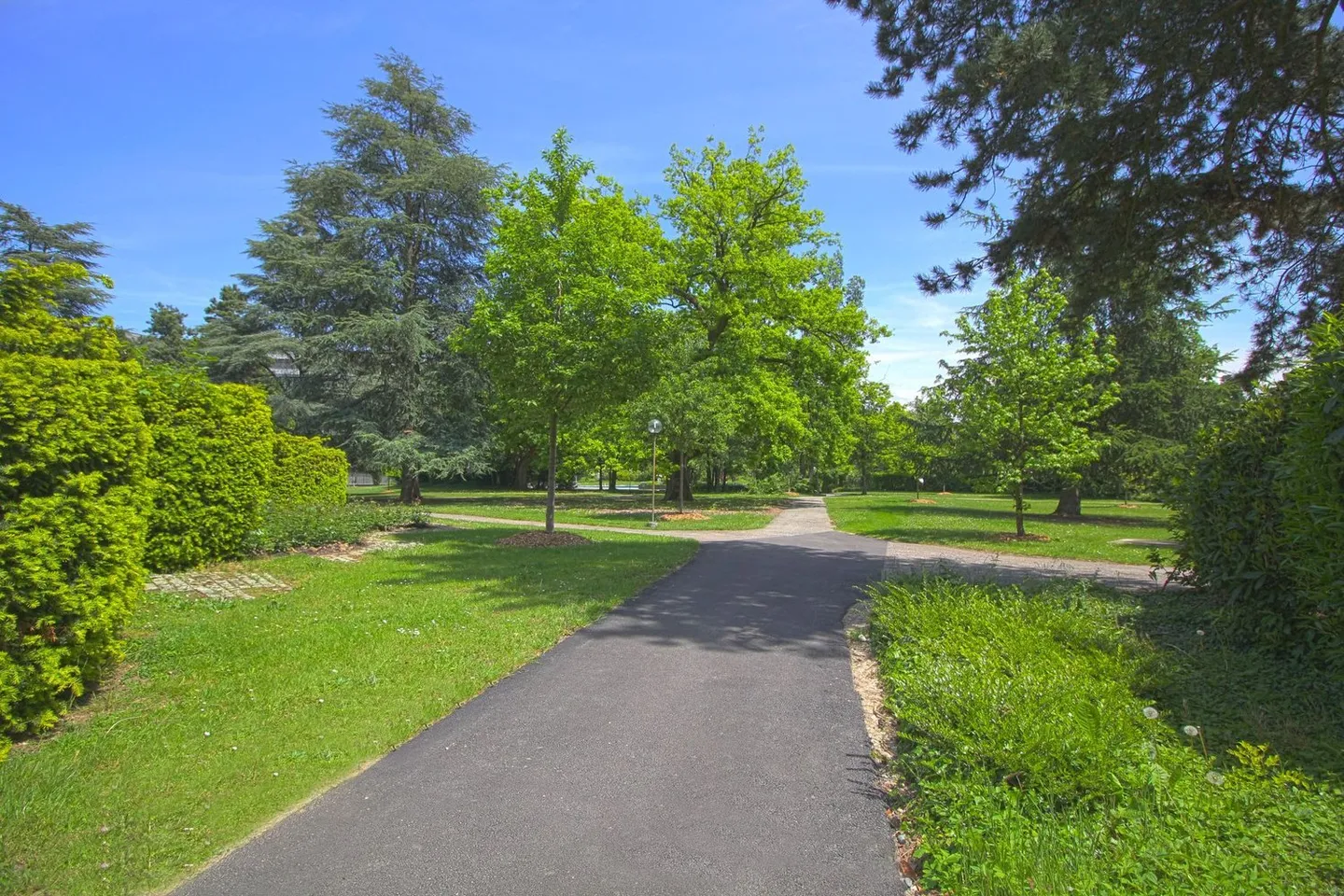 RARE: Haven of peace within a high-end residence / Spacious and bright unit - Photo 9 of 11