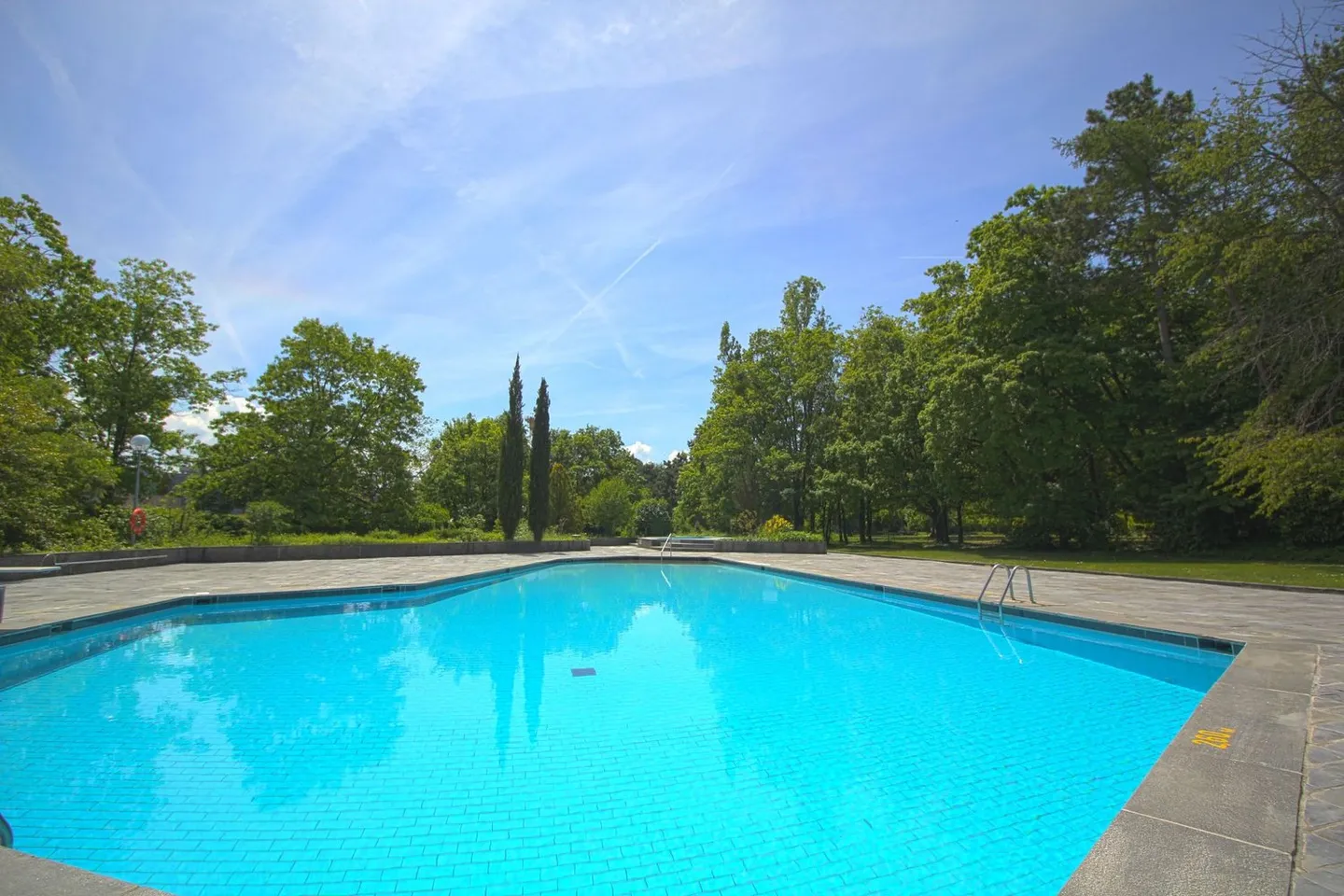 RARE: Haven of peace within a high-end residence / Spacious and bright unit - Photo 10 of 11