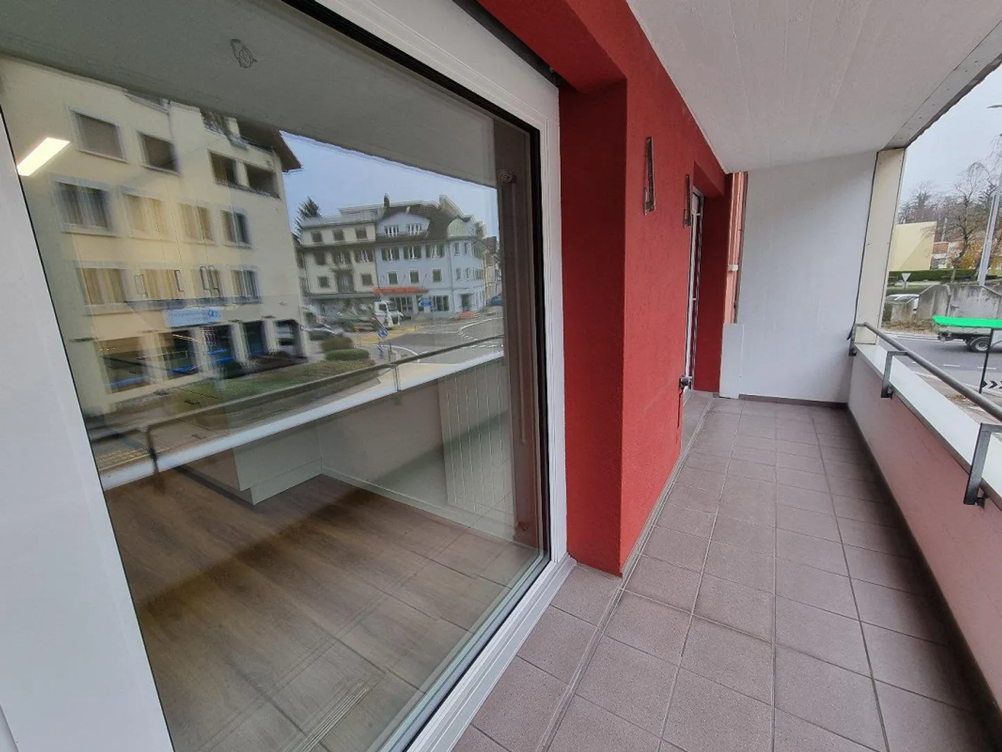 Modern renovated 4.5-room apartment directly at the train station - Photo 9 of 9