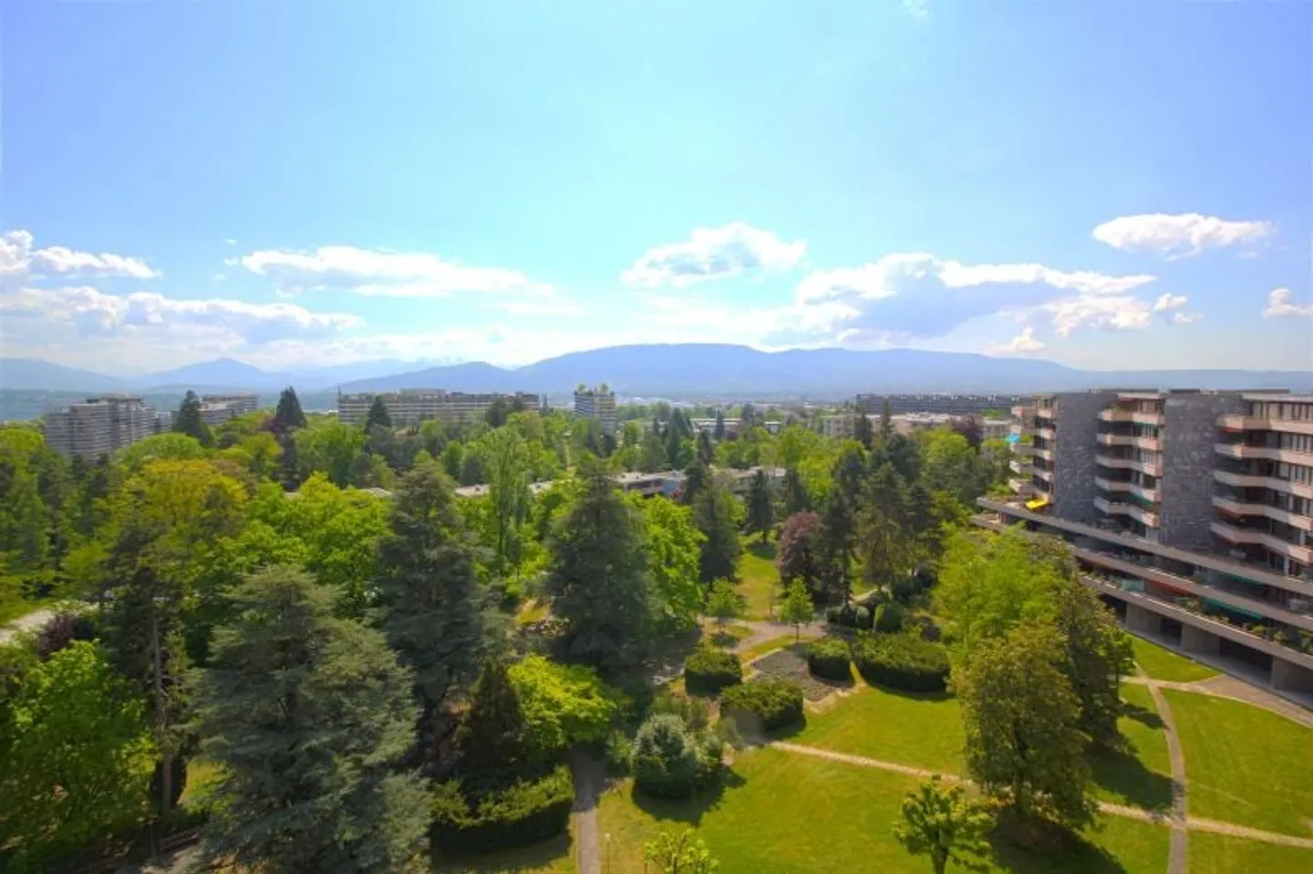 RARE: Haven of peace within a high-end residence / Spacious and bright unit - Photo 11 of 11