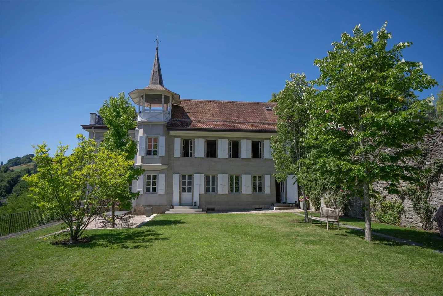 Exklusiv - Außergewöhnliches Herrenhaus mit Potenzial für fünf Wohnungen - Foto 1 von 13