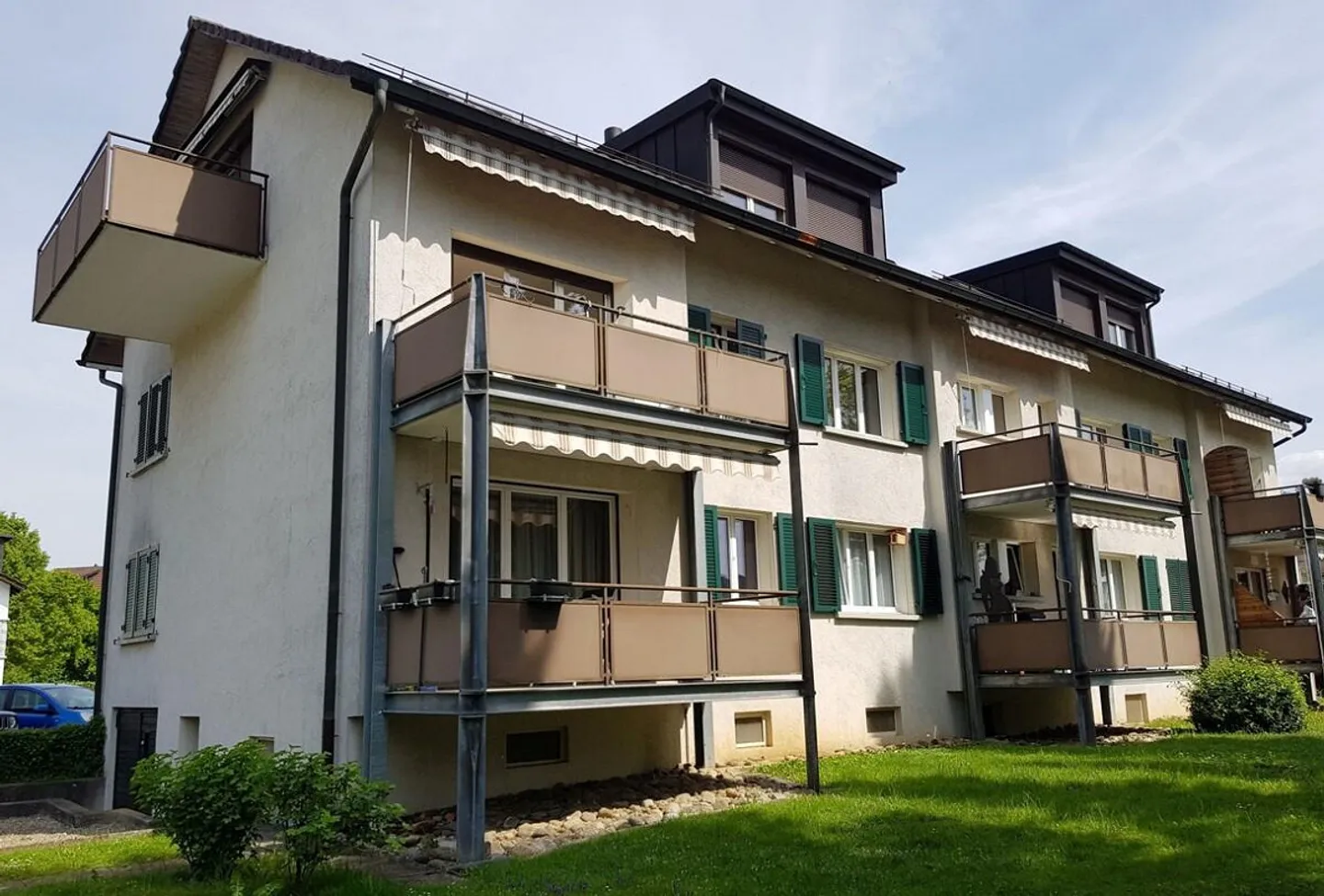 Immeuble multi-familial bien entretenu - Photo 2 sur 15