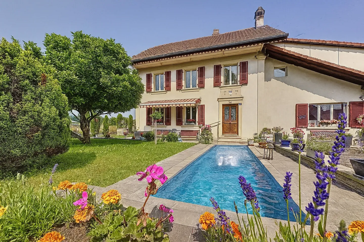 Family home with 7.5 rooms and land in Grandsivaz - Photo 1 of 13