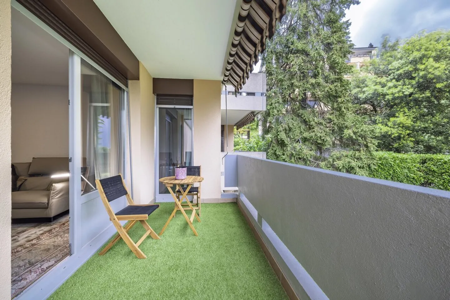 Magnificent 2.5 room renovated apartment just steps from the lake! - Photo 2 of 11