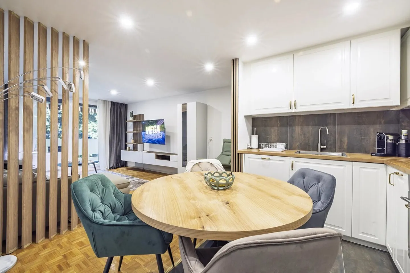 Magnificent 2.5 room renovated apartment just steps from the lake! - Photo 3 of 11