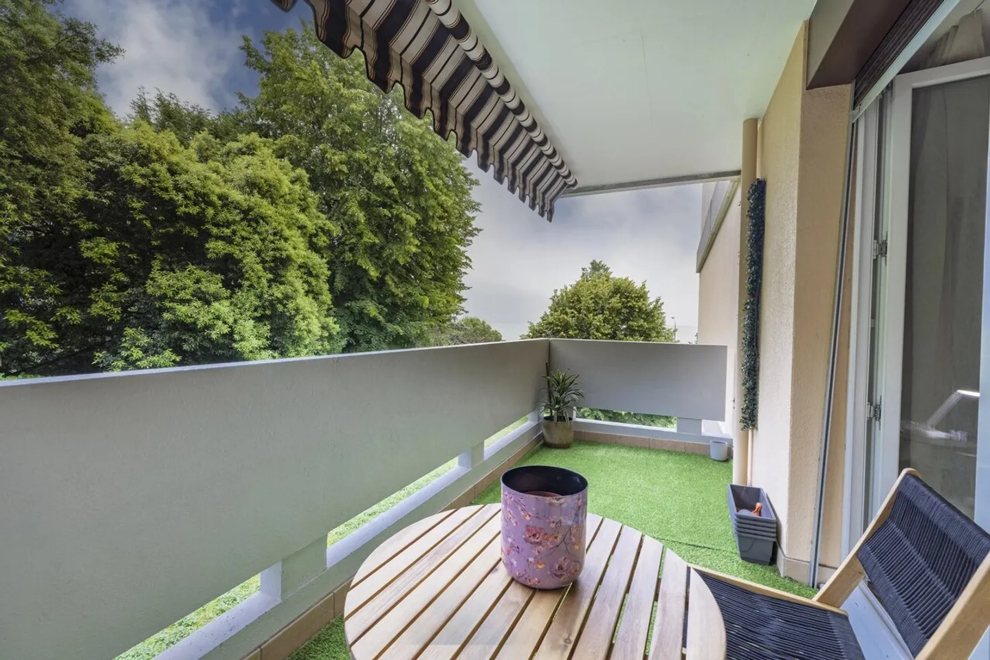 Magnificent 2.5 room renovated apartment just steps from the lake! - Photo 5 of 11