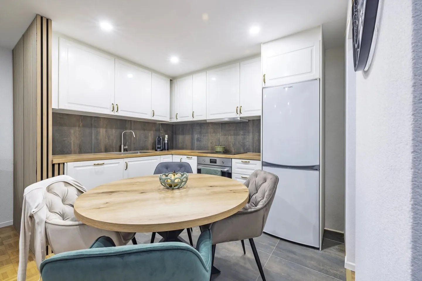 Magnificent 2.5 room renovated apartment just steps from the lake! - Photo 7 of 11