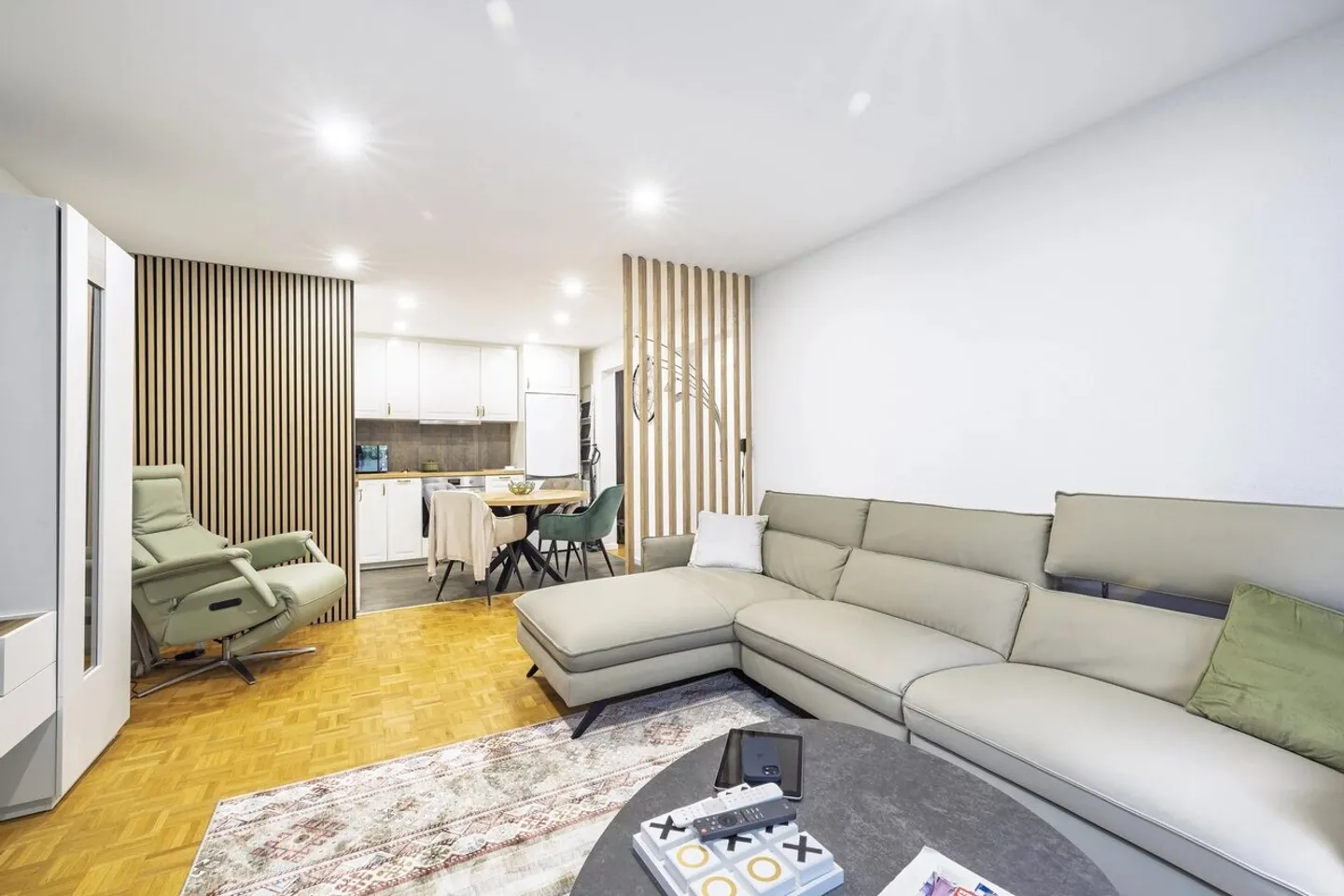 Magnificent 2.5 room renovated apartment just steps from the lake! - Photo 8 of 11