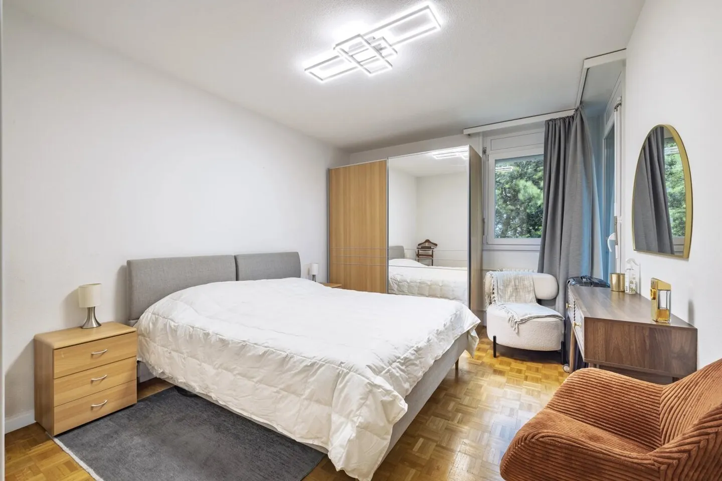 Magnificent 2.5 room renovated apartment just steps from the lake! - Photo 9 of 11