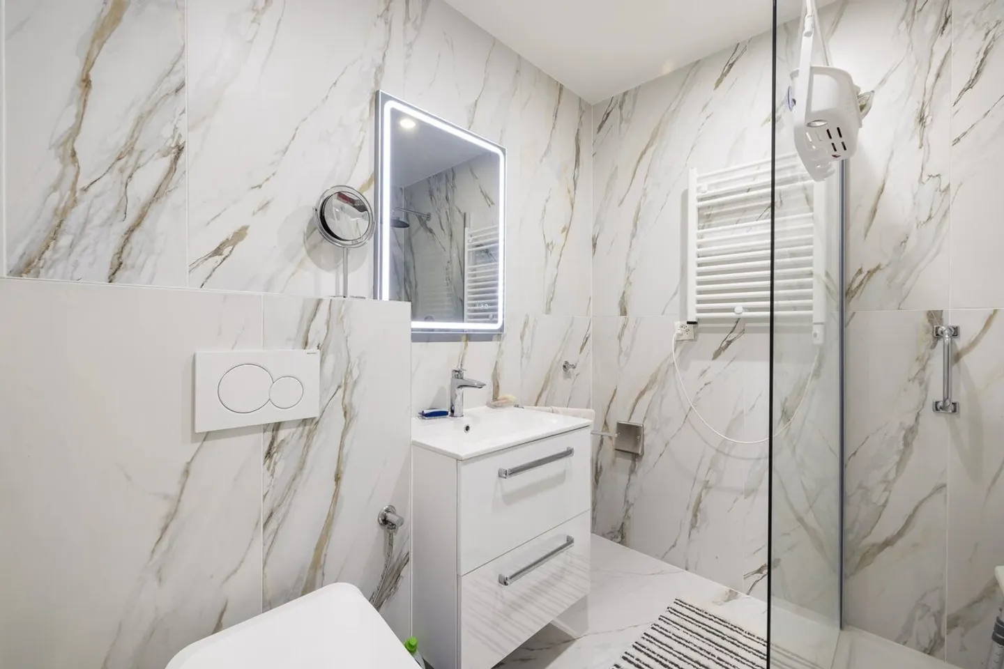 Magnificent 2.5 room renovated apartment just steps from the lake! - Photo 10 of 11