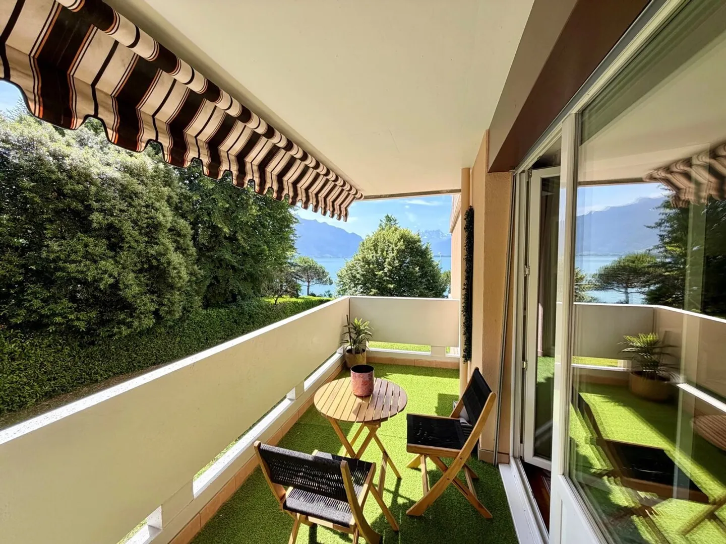 Magnificent 2.5 room renovated apartment just steps from the lake! - Photo 11 of 11