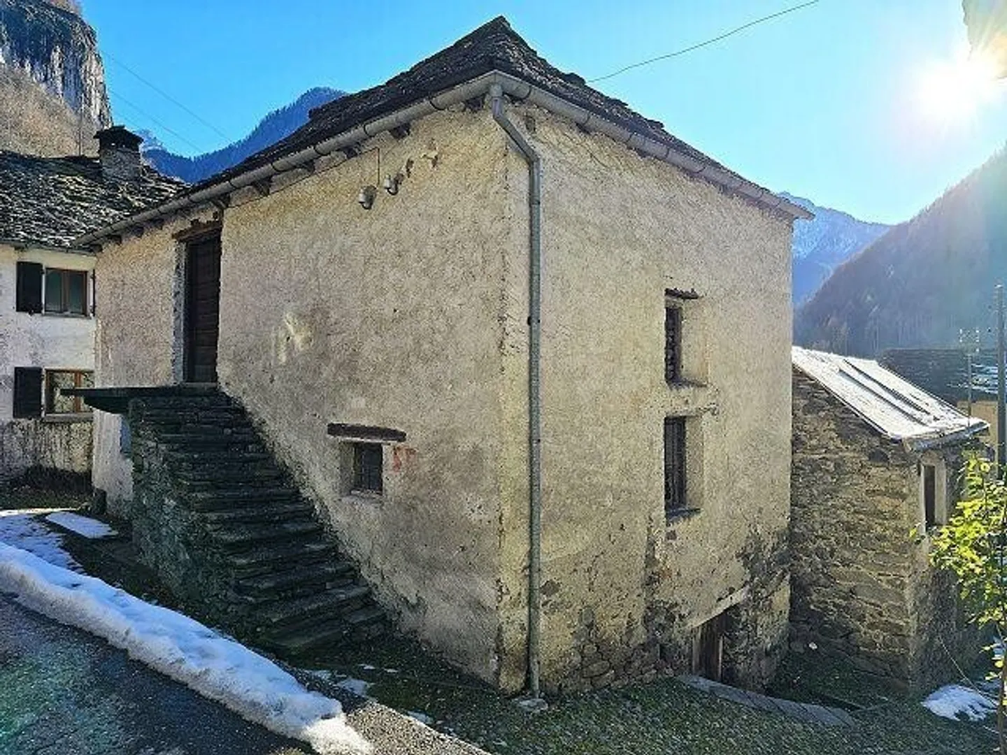 3 Rustici zum Ausbauen mit kleinem Grundstück sehr ruhig und sonnig - Foto 1 von 13