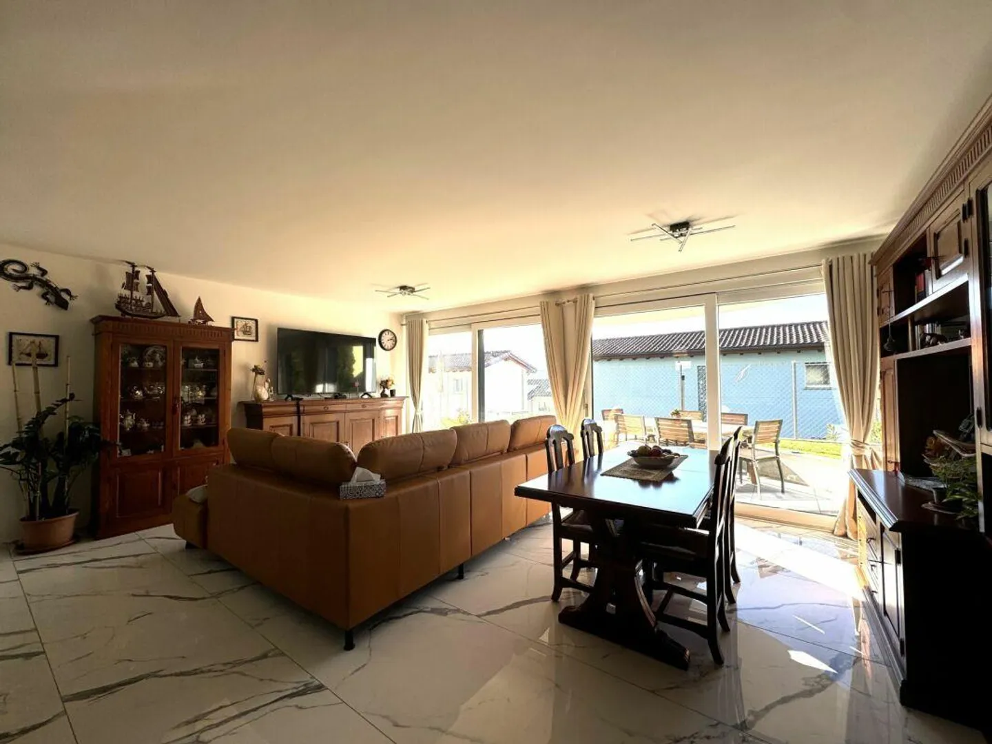 Big and bright 4,5 room apartment with garden - Photo 2 of 2