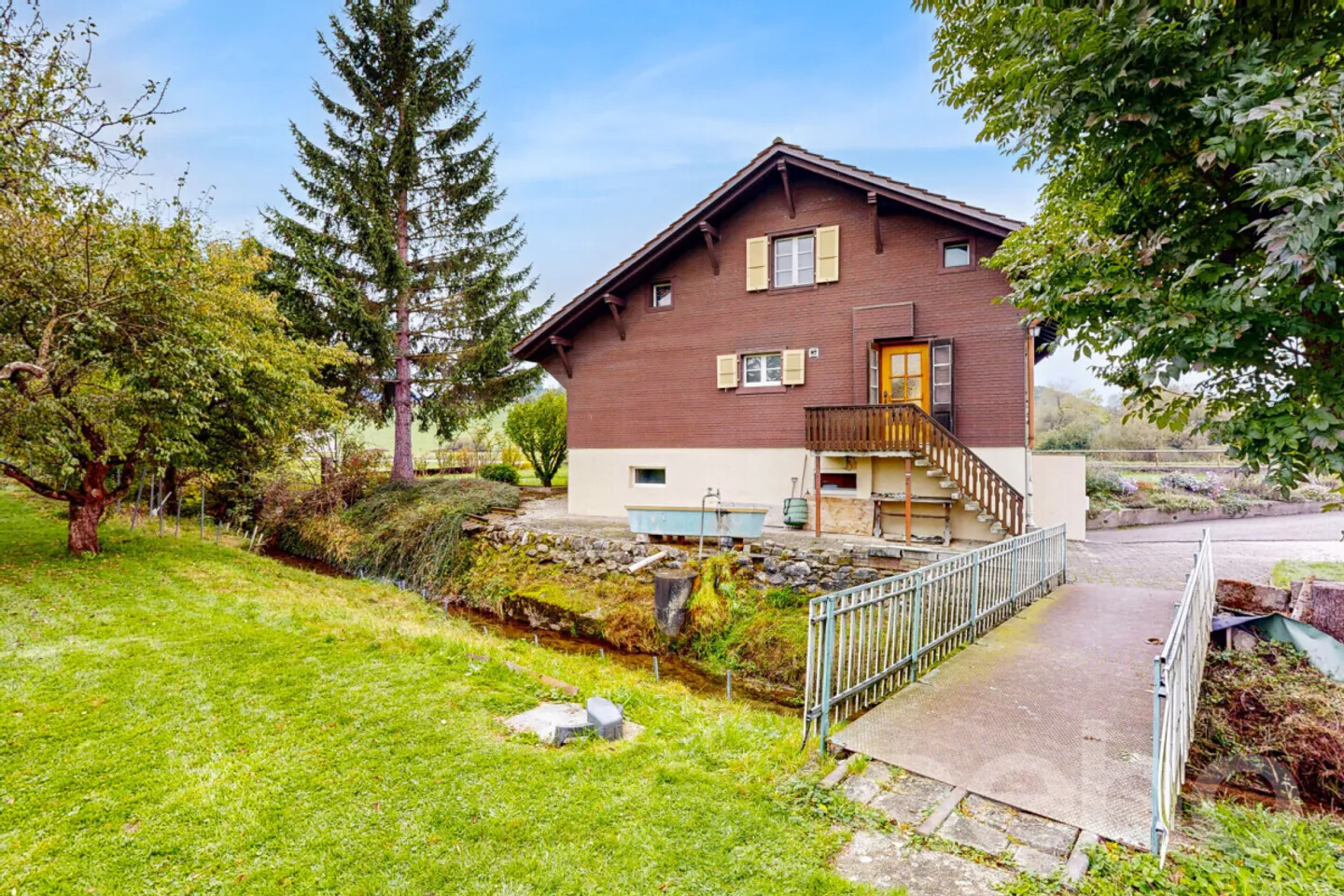 Charmantes Chalet mit Baupotenzial und großem Grundstück - Foto 2 von 13