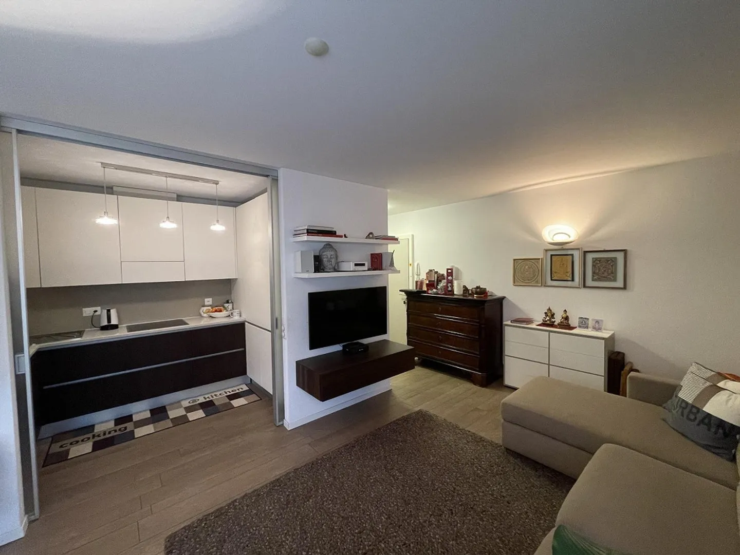 ELEGANTE UND GERÄUMIGE 2.5-WOHNUNG MIT GROSSER PARKMÖGLICHKEIT - Foto 4 von 13