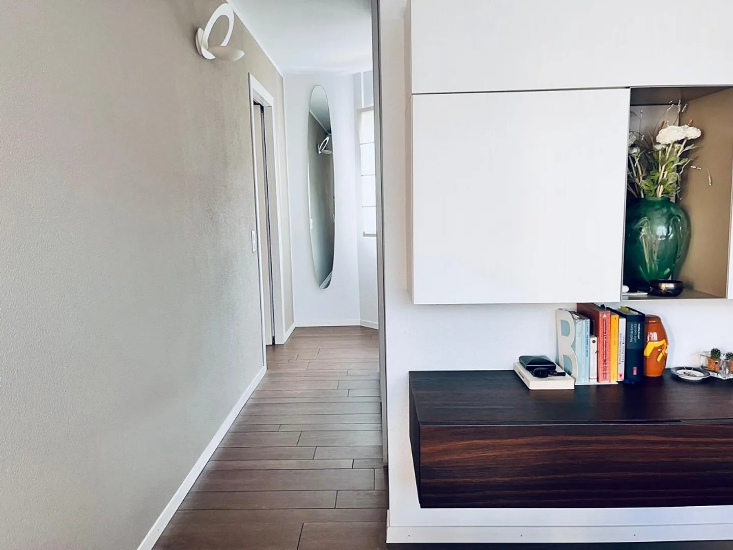 ELEGANTE UND GERÄUMIGE 2.5-WOHNUNG MIT GROSSER PARKMÖGLICHKEIT - Foto 8 von 13