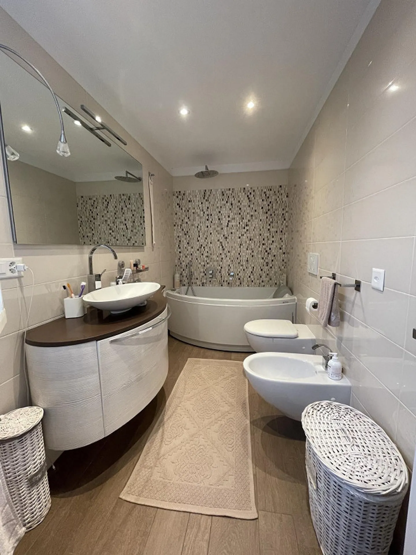 ELEGANTE UND GERÄUMIGE 2.5-WOHNUNG MIT GROSSER PARKMÖGLICHKEIT - Foto 9 von 13