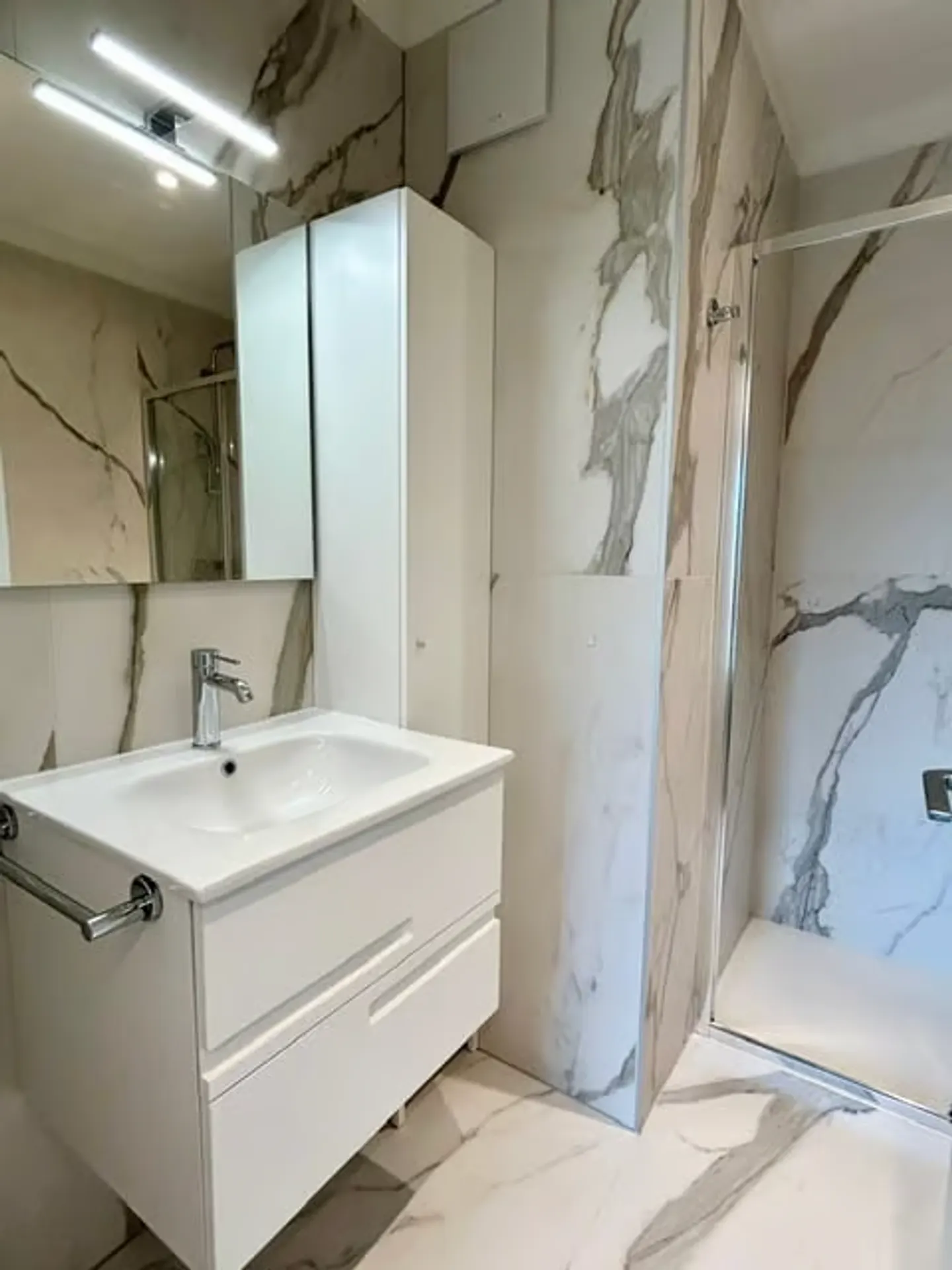 Luxus-Penthouse mit Terrasse und Jacuzzi in Massagno - Sofort verfügbar - Foto 28 von 29