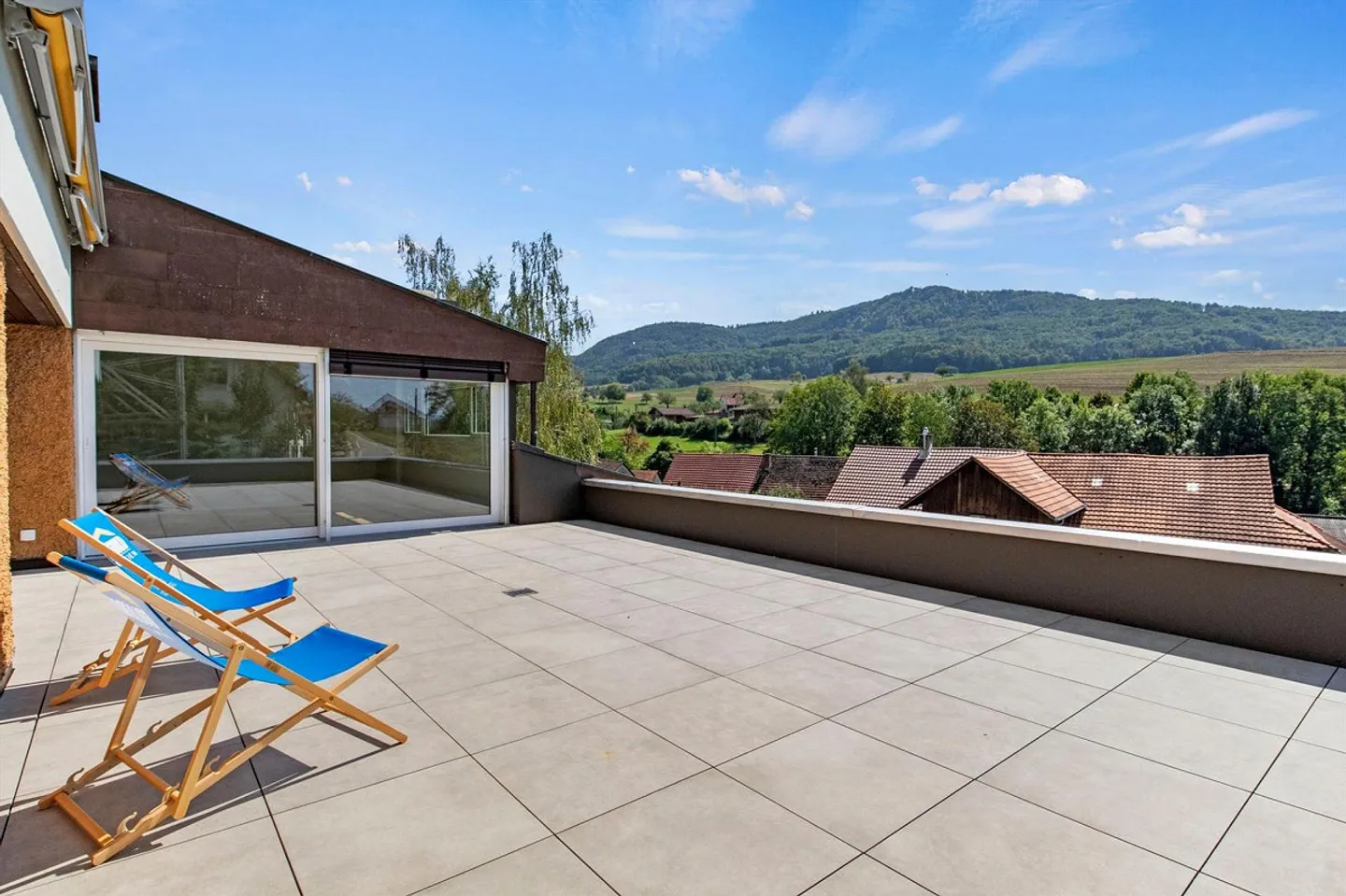 Appartamento moderno di 4,5 stanze con vista a Beggingen - Foto 1 di 13