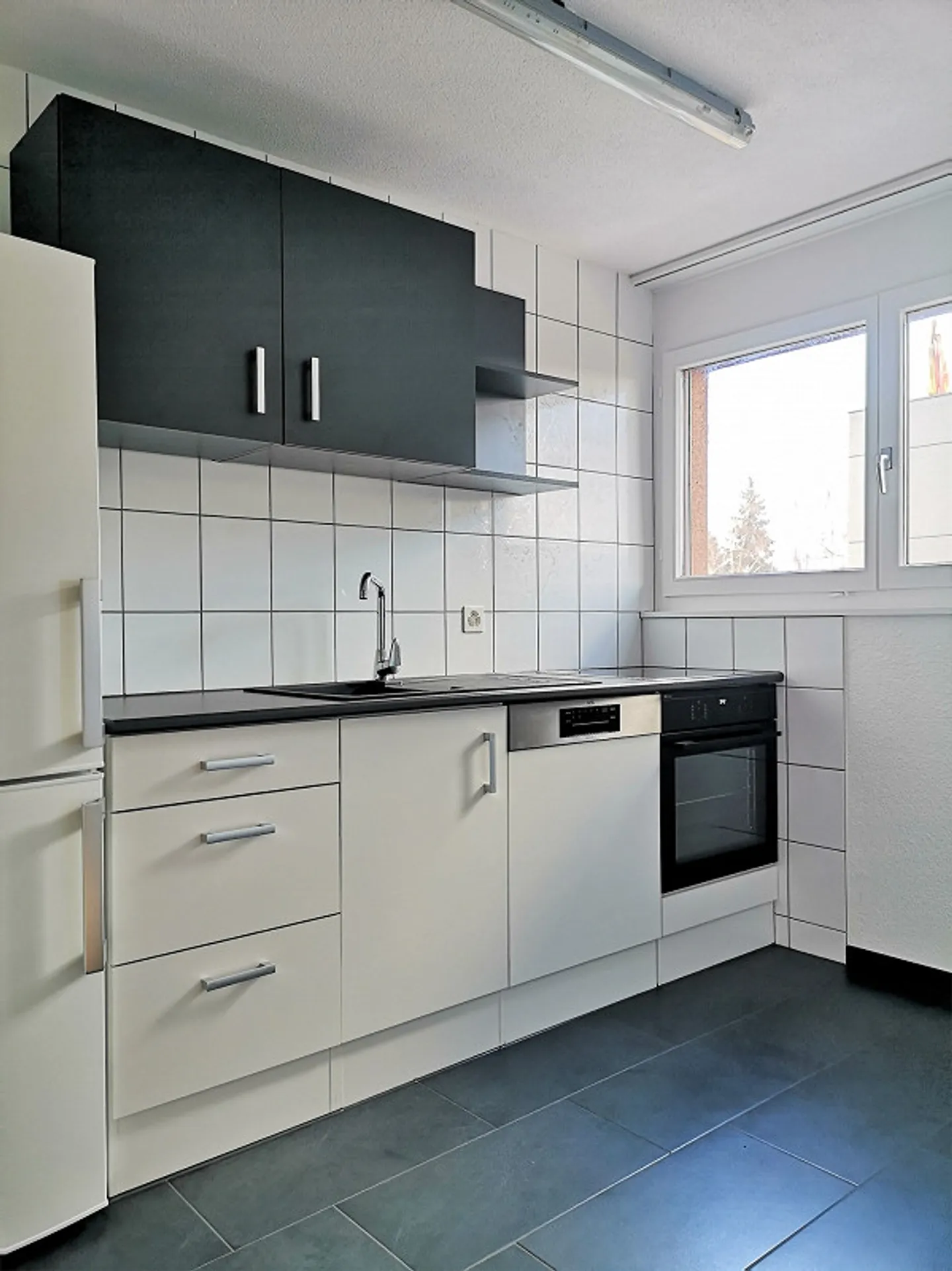 Appartement rénové, beau et moderne, 1,5 pièces, en emplacement central - 126 - Photo 3 sur 7