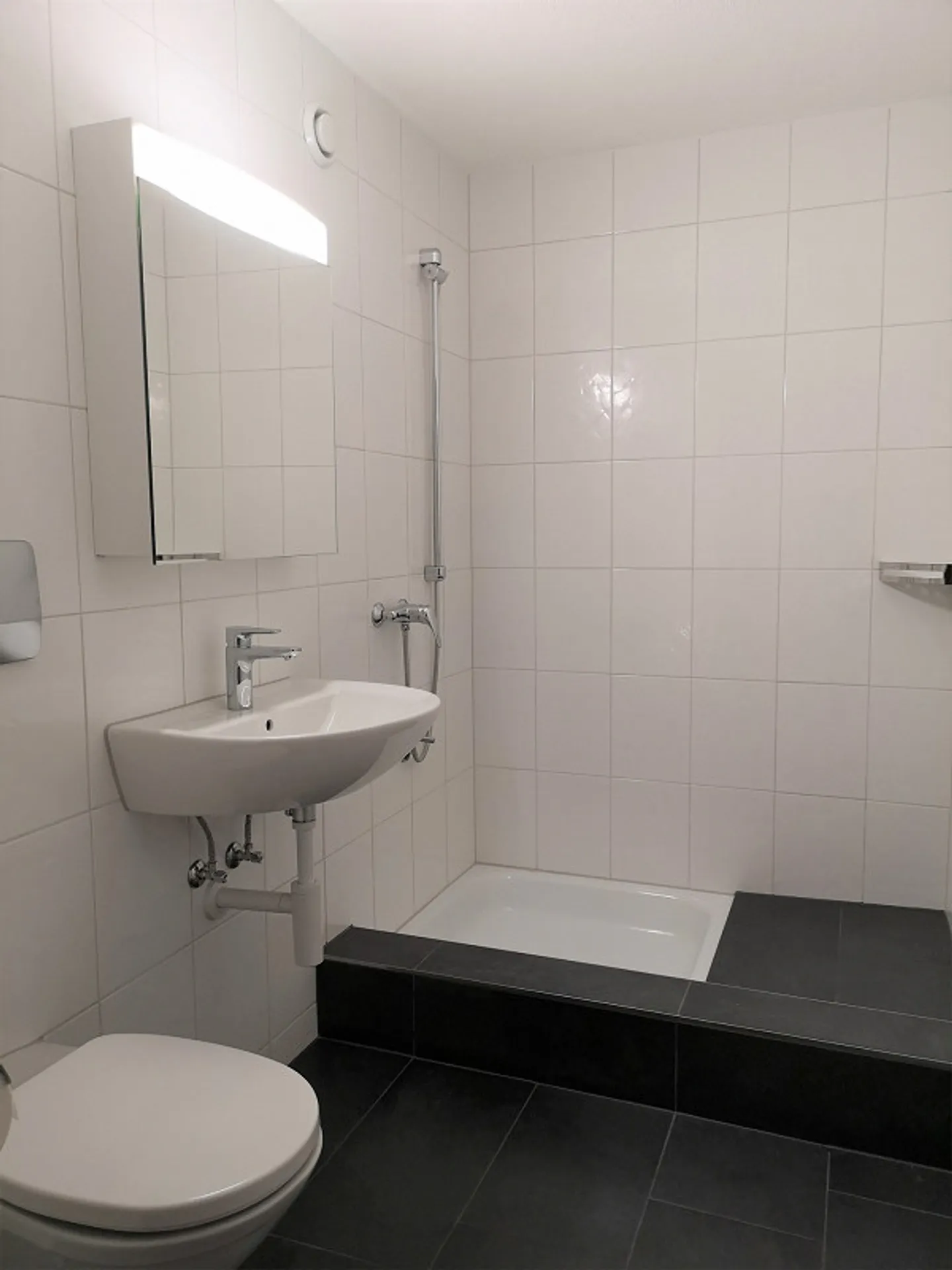 Appartement rénové, beau et moderne, 1,5 pièces, en emplacement central - 126 - Photo 5 sur 7