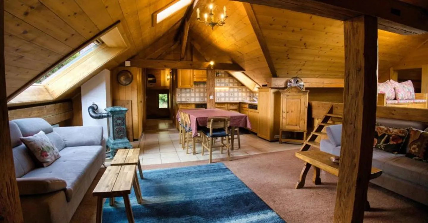Eine gemütliche 3-Zimmer-Wohnung unter dem Dach im Herzen von Château-d'Oex - Foto 1 von 12