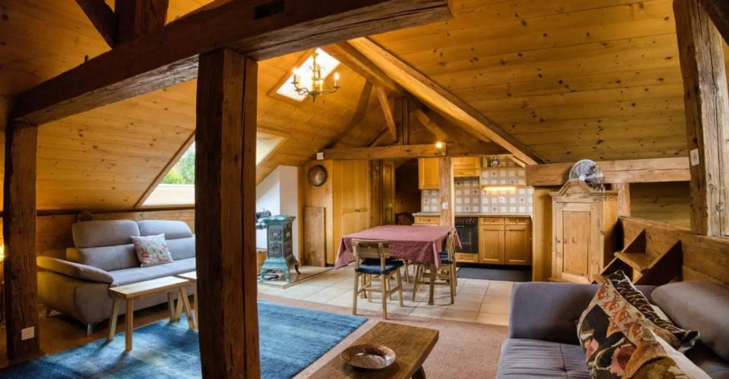 Eine gemütliche 3-Zimmer-Wohnung unter dem Dach im Herzen von Château-d'Oex - Foto 2 von 12