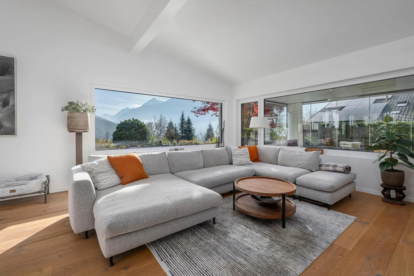 Stylish living with tranquility, space & quality of life - Photo 5 of 9