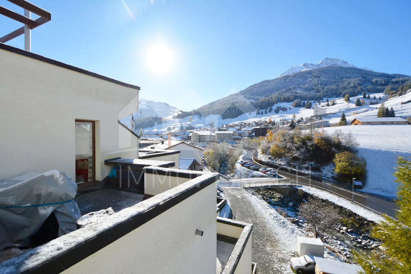 Sonnenverwöhnte 2½ Zi.-Ferienwohnung bei der Talstation - Foto 1 von 8