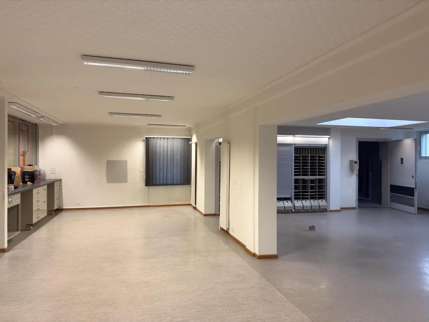 Atypical commercial space of 100 m² in the heart of Ovronnaz - Photo 2 of 7