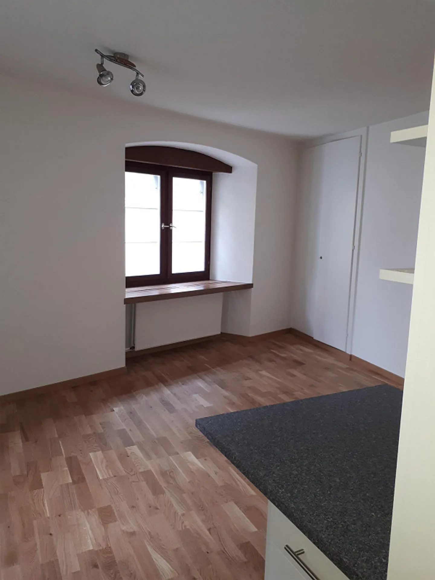 Studio moderne dans un emplacement central - Photo 2 sur 3