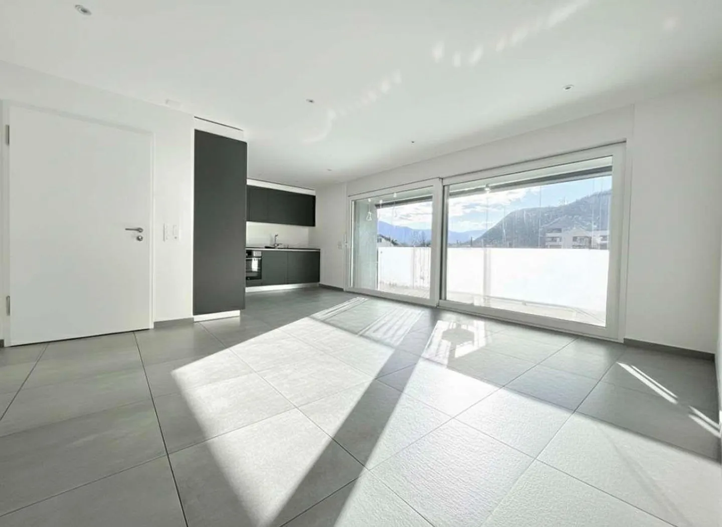 Moderno appartamento 3.5 locali a Castione-Arbedo - Photo 1 sur 9